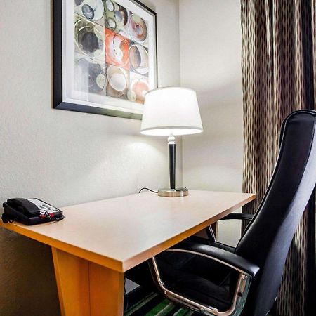 Comfort Inn Kansas City / Airport Exteriör bild